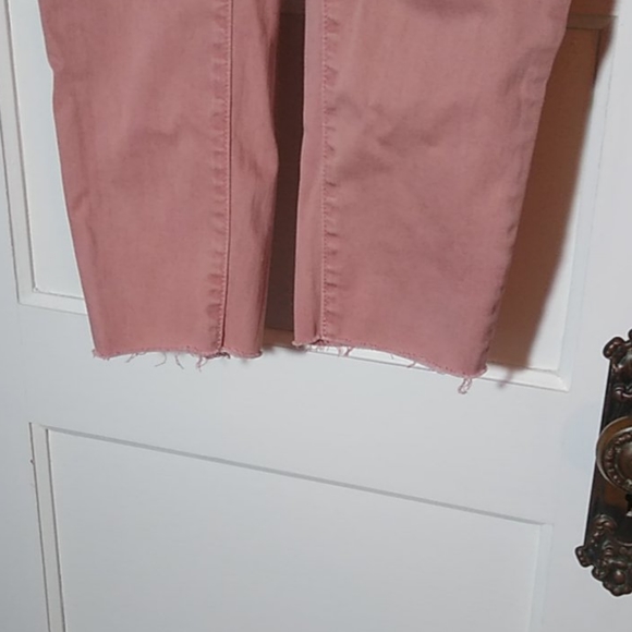 Blush pink jeans on trend and on 🔥 - Picture 2 of 2